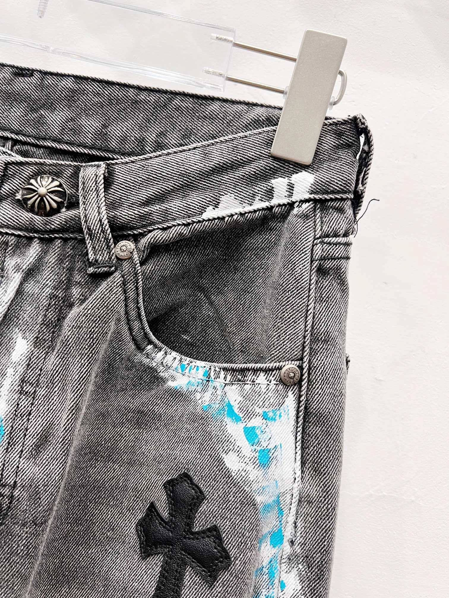 P360 Style No.: (r046) GALLERY DEPT. & Croixin co-branded 2025 new Cow King patchwork hand-painted colorful cross patchwork leather couple style bootcut jeans 🔥High version🔥High version🔥 Top ceiling quality Styles with different washed textures are very friendly to people with thin legs and thick legs. The bootcut version perfectly modifies the leg shape The timeless and moderate length makes it easy to match and match. It is the basis for various styles and is a must-have in your wardrobe! The fabric is stiff but also makes the upper body soft without losing texture. The washing process is even more perfect. It is a must-have item for everyone! ! ! Washed wheat, tag, trouser label, three labels complete Color: washed black Size: 28, 30, 32, 34, 36 (five sizes)